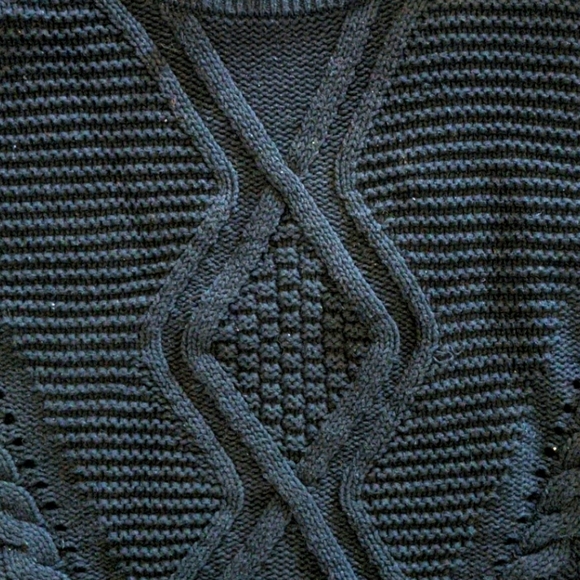 3 for $30 H&M- Cropped sweater - Picture 3 of 5